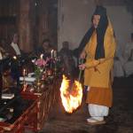 火の粉舞う結願法要 伊賀・観菩提寺正月堂の「修正会」