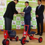 地元企業が三輪車贈る 子ども支援センターで利用 名張市