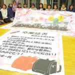 卒業式に巨大写真と証書 母親たち作成 名張・蔵持小