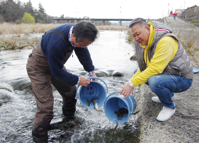 アマゴとニジマス110キロ放流 名張川と滝川で 釣り日解禁 伊賀タウン情報 You