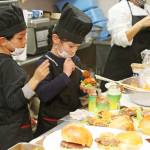 料理教室の児童もてなす 名張で月1回「子どもカフェ」