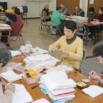 手縫いの雑巾 小学校へ寄贈 名張・富貴の会