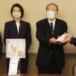 結婚式場で手作りマスク配布し募金活動 名張市善意銀行に寄付