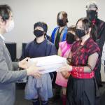 忍者集団がフェイスシールド寄贈 伊賀市