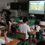 高校生がオンラインで児童と交流 伊賀市のノハナショウブ群落