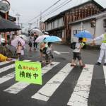 交差点で交通安全啓発 伊賀市久米町で