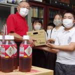 まだ来ぬ夏休み 児童の熱中症予防に麦茶寄贈 美旗まち協