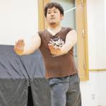 柔らかさと力強さ 男性フラダンサー 伊賀市の橋本さん