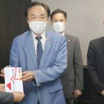 生活困窮世帯に役立てて 上野RCが市に寄付金