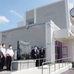 名張桔梗丘高の記念碑除幕式 跡地の桔梗が丘中で 製氷機も寄贈