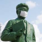 いつの間に? 名張駅前の江戸川乱歩像がマスク姿 誰が取り付けたか謎