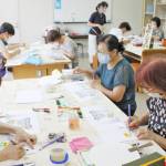 猛暑も思うまま筆走らせる 名張市「己書」の教室生たち