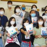 地元児童らに冷感タオル寄贈 伊賀市の久米自治協