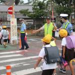 一方通行の時間規制周知を 小学校至近の交差点で見守り 名張・蔵持