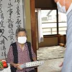 名張市最高齢105歳女性 市長が祝い品贈呈