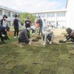 生徒憩いの場に 40周年事業で中庭の芝張り替え 名張の北中