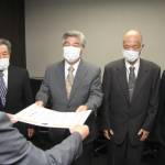 小学校にレバーハンドル 感染予防で寄贈 伊賀市上下水道協同組合