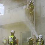 救助や放水の手順確認 名張消防署が訓練