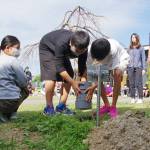 20歳の自分へ手紙 梅が丘小6年生がタイムカプセル埋設