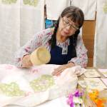 風と土のふれあい芸術祭 制作中から見に来て 石や着物で表現