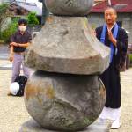 鎌倉期の石造五輪塔を元の姿に 修理開始 名張・丈六寺
