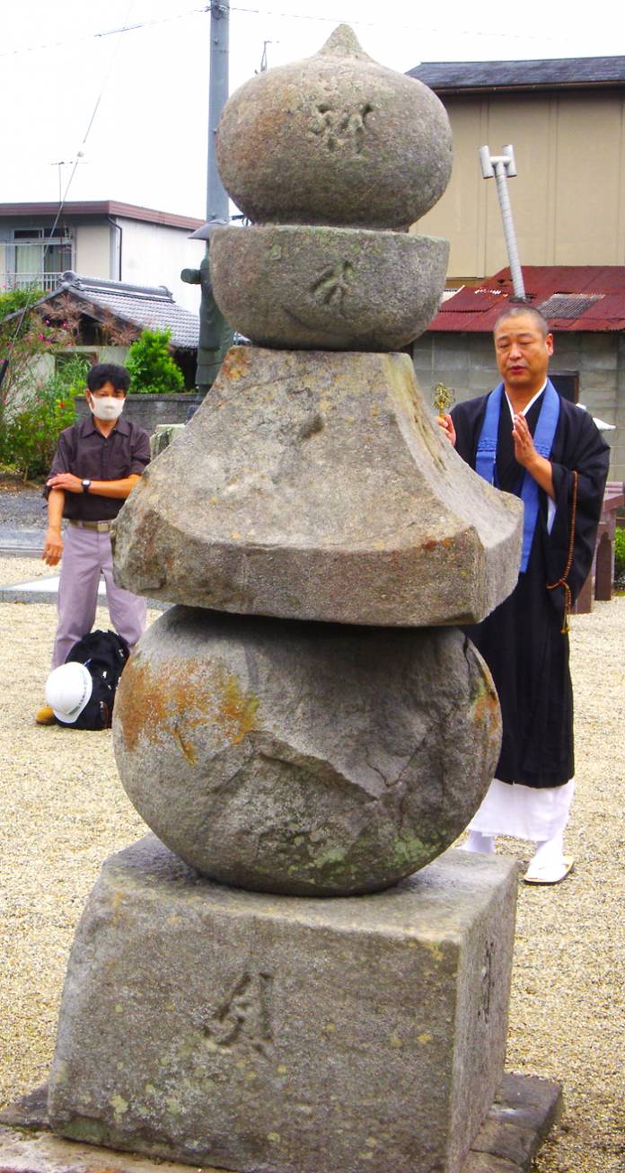 鎌倉期の石造五輪塔を元の姿に　修理開始　名張・丈六寺
