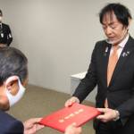 現職の岡本氏に当選証書 伊賀市長選