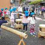 園児の元気な竹太鼓で花添える 名張地区住民と制作「行灯」お披露目