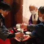 春呼ぶ修正会の無事願う「お水取り」 伊賀・島ヶ原