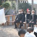 新型コロナ鎮静願う 厄払いの「湯立神事」 伊賀・平井神社