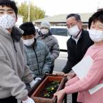 育てた花飾る 老人ホームにプランター設置 伊賀つばさ学園