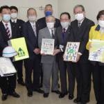 新1年生の安全願う 団体や企業がグッズ寄贈 名張市