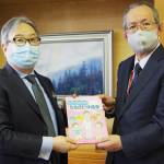 体操で“鼻呼吸”身に着けて 名張市内小学校に図書寄贈 県保険医協会