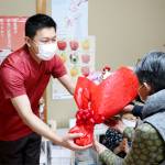 最終診療日に花束 3月閉所の霧生診療所 伊賀市