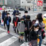 新学期迎え児童に街頭指導 春の交通安全運動 伊賀市で