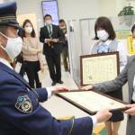 特殊詐欺の被害を未然防止 行員2人に感謝状 伊賀署