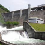 フラッシュ放流で梅雨に備え ごう音と水しぶき 名張のダム