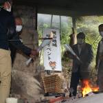 三重国体の「炬火」に 伊賀焼の穴窯で採火 伊賀市・阿山地区