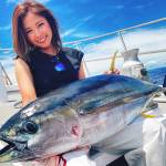 笑顔で釣りガール 名張市出身・渕上万莉さん