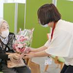 第4はなの里「百合ヒルズ」オープン 記念セレモニーで入居者に花束