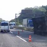 トレーラーから鉄骨落下 名阪国道五月橋付近で 上り線通行止め〈午後1時8分解除〉