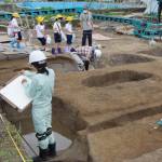 薦生遺跡 発掘現場に興味津々 名張・薦原小児童が見学