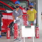 夏休みに防災知識学ぶ 水消火器体験や応急担架作製 名張の小学生