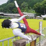 世相映すかかしずらり 金メダリストや大谷翔平選手も 奈良・御杖村