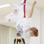 会場盛り上げるブレイクダンス 名張・56歳の向原さん