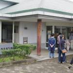 宣言解除で公共施設再開 名張市立図書館では静かに列