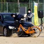 スタントマンが自転車事故を再現 名張・赤目中で交通安全教室