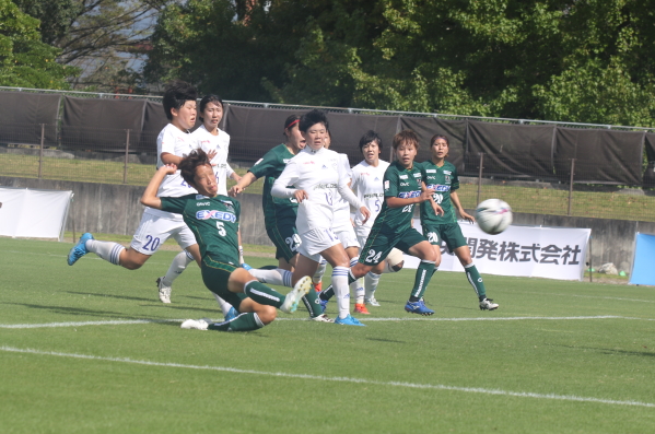 ホーム最終戦も勝利　市民らくノ一祝福　F日体大に4-1　なでしこ1部