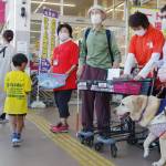 視覚障害者へ理解を「国際白杖の日」 名張で街頭啓発