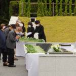 完成した合同追悼所で献花 崩落の東山墓園復旧工事完了 名張市